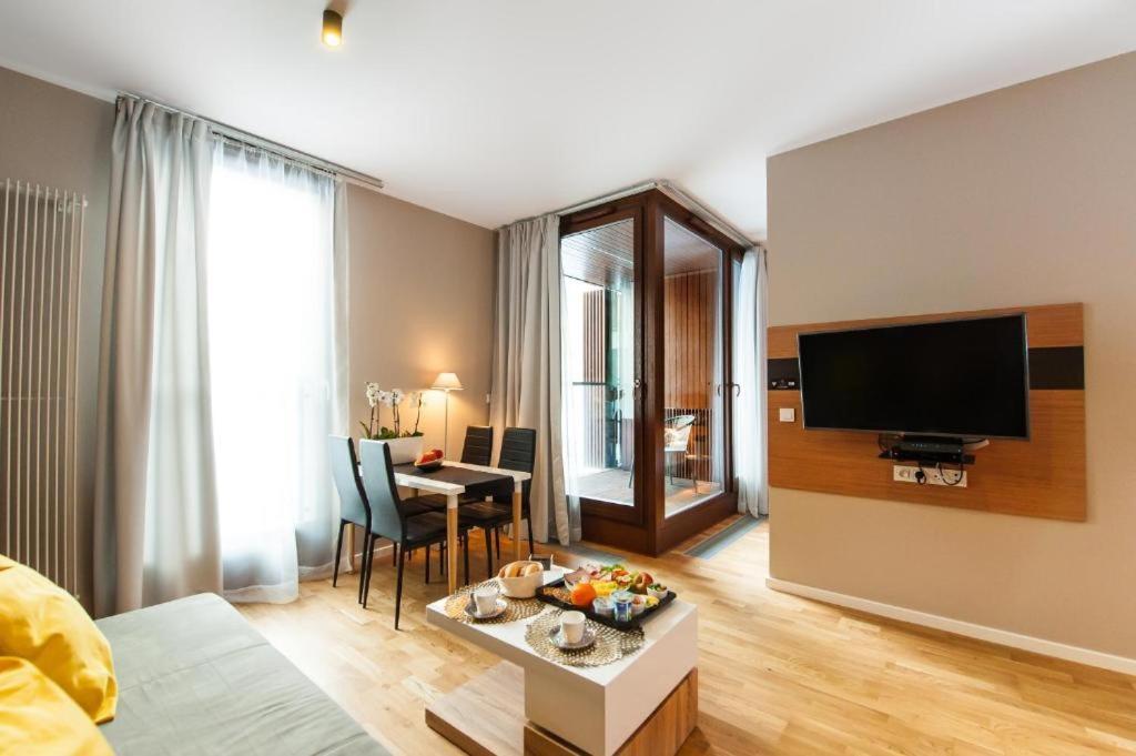 Deluxe Apartments Free Parking Varsavia Esterno foto